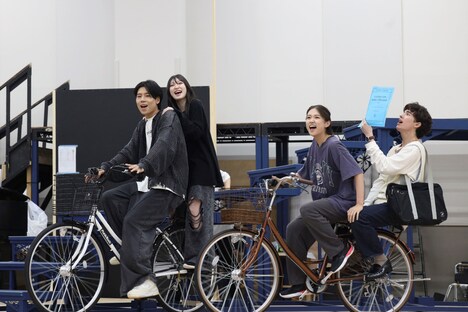 ミュージカル「四月は君の嘘」の稽古より。左から吉原雅斗、宮本佳林、山本咲希、東島京。