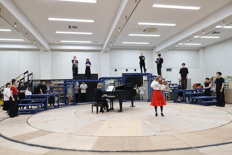 ミュージカル「四月は君の嘘」の稽古より。左は希水しお、中央左は岡宮来夢、中央右は加藤梨里香。