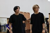 ミュージカル「四月は君の嘘」の稽古より。左から島太星、岡宮来夢。