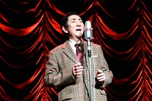 音楽劇「エノケン」製作発表で歌唱披露する市村正親。