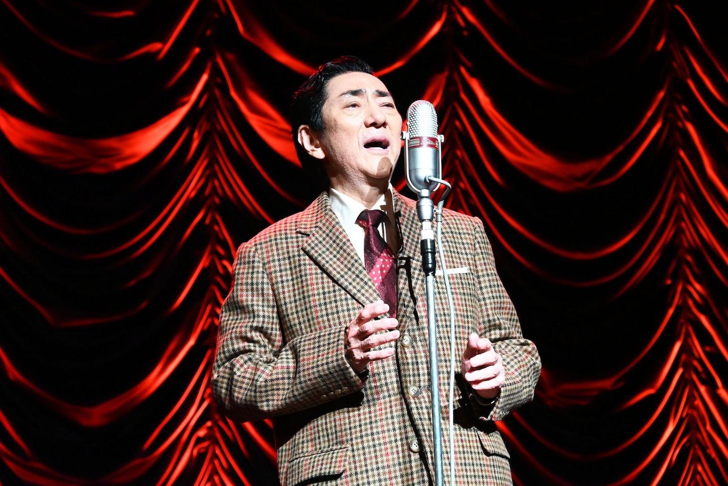 音楽劇「エノケン」製作発表で歌唱披露する市村正親。