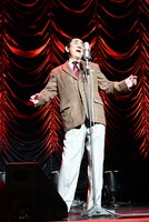 音楽劇「エノケン」製作発表で歌唱披露する市村正親。
