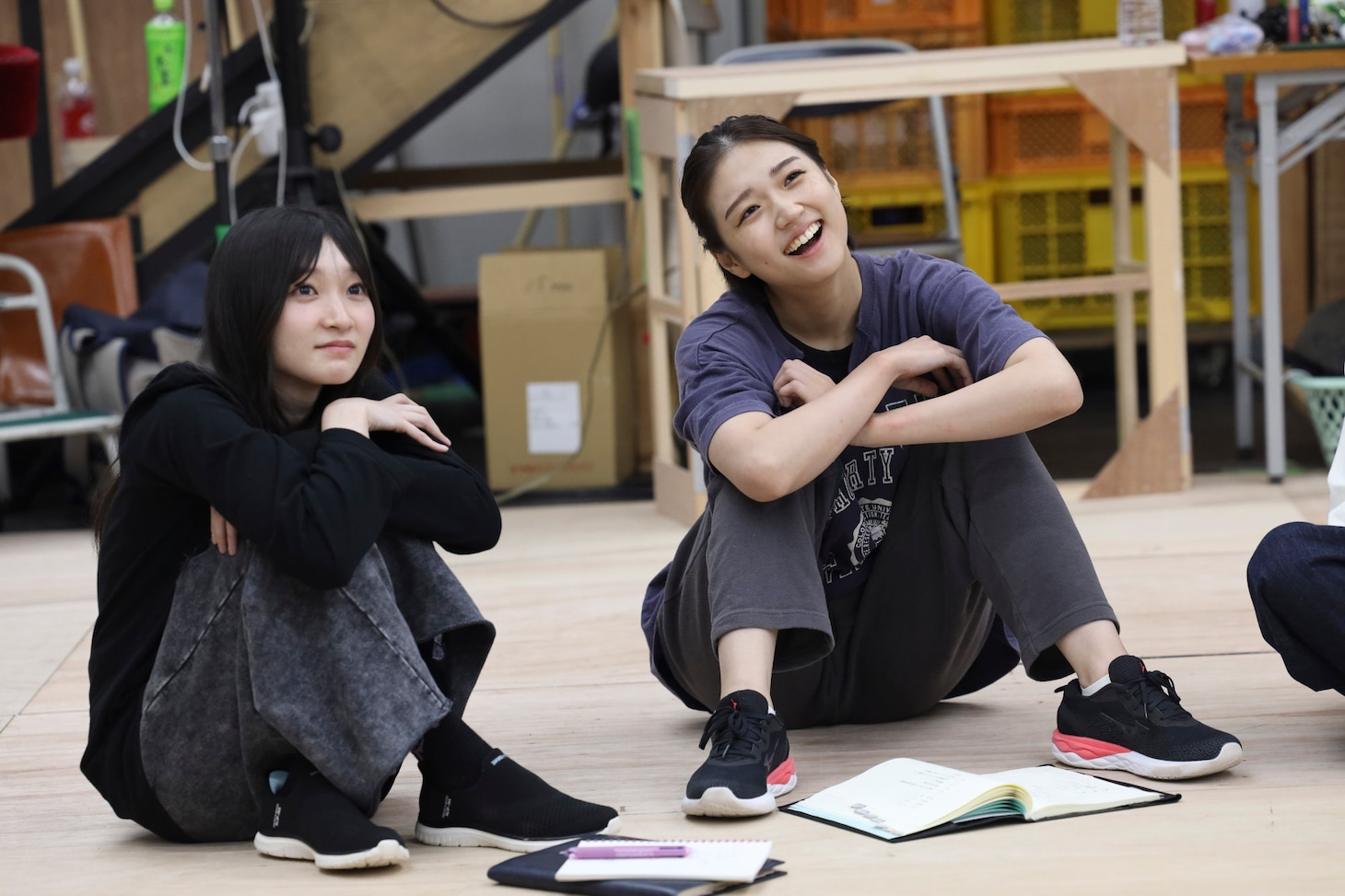 ミュージカル「四月は君の嘘」の稽古より。左から宮本佳林、山本咲希。