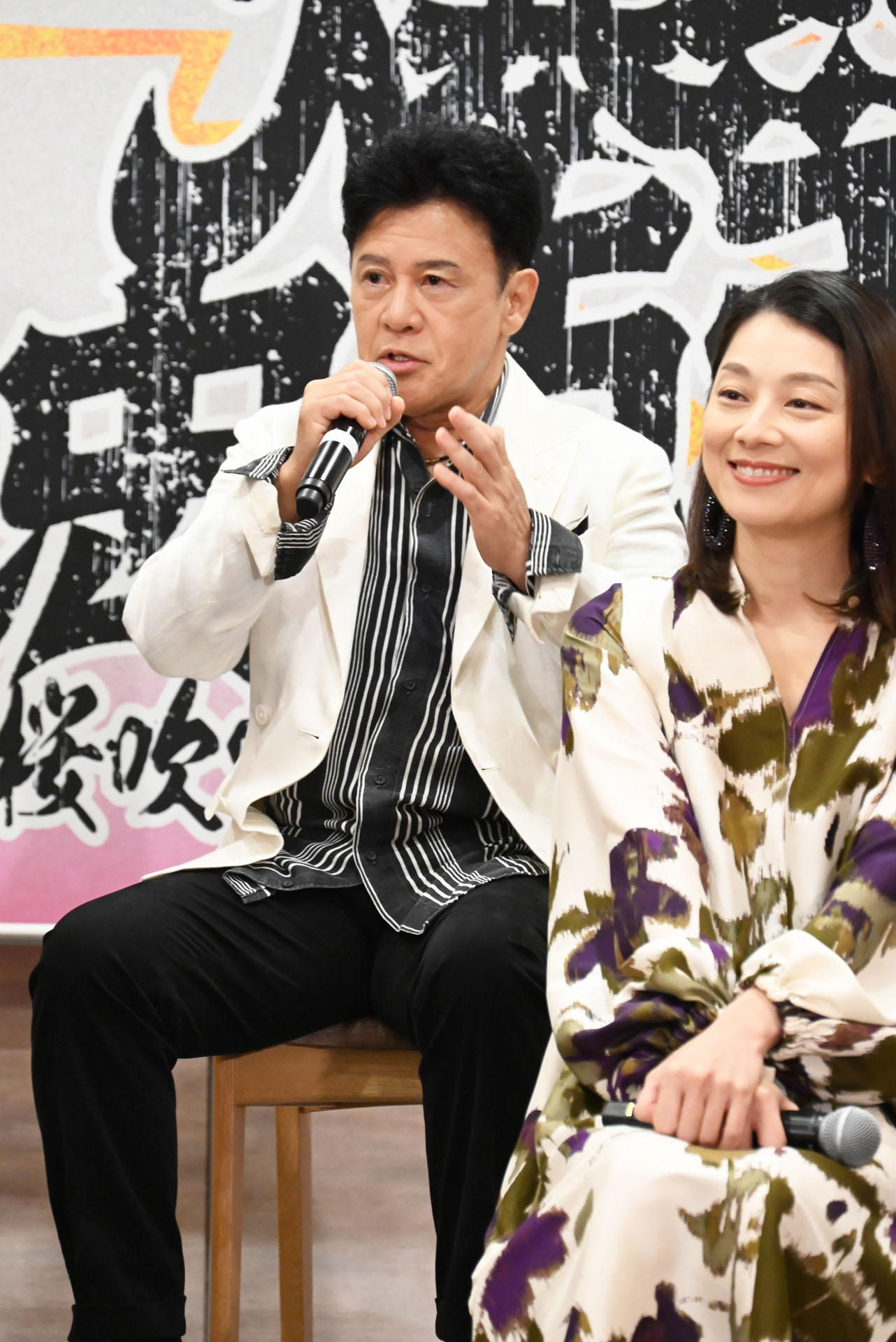 橋本じゅん（奥）