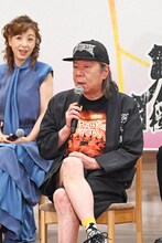 古田新太（手前）