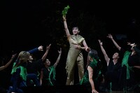 「ミュージカル『ナイツ・テイル -騎士物語-』ARENA LIVE」より、音月桂演じるエミーリア（中央）。