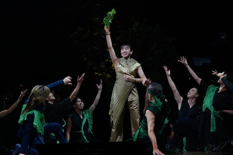 「ミュージカル『ナイツ・テイル -騎士物語-』ARENA LIVE」より、音月桂演じるエミーリア（中央）。