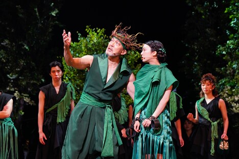 「ミュージカル『ナイツ・テイル -騎士物語-』ARENA LIVE」より、左から大澄賢也演じるジェロルド、上白石萌音演じる牢番の娘。