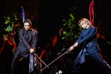 「ミュージカル『ナイツ・テイル -騎士物語-』ARENA LIVE」より、左から井上芳雄演じるパラモン、堂本光一演じるアーサイト。