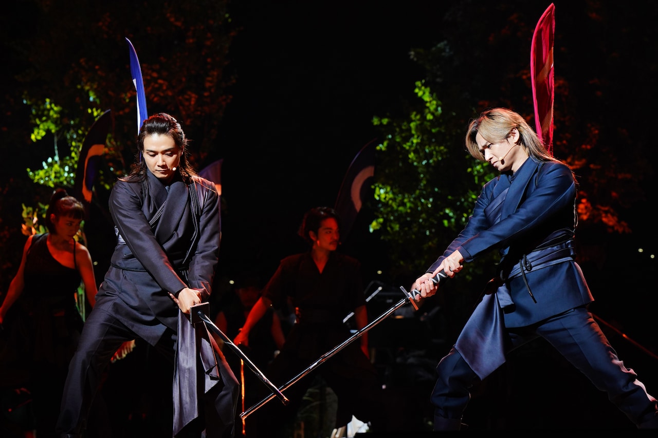 「ミュージカル『ナイツ・テイル -騎士物語-』ARENA LIVE」より、左から井上芳雄演じるパラモン、堂本光一演じるアーサイト。
