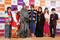 舞台「ゲゲゲの鬼太郎2025」合同取材会より。左から廣野凌大、上坂すみれ、大塚明夫、荒牧慶彦、浅野ゆう子、美弥るりか、植田圭輔。