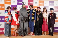 舞台「ゲゲゲの鬼太郎2025」合同取材会より。左から廣野凌大、上坂すみれ、大塚明夫、荒牧慶彦、浅野ゆう子、美弥るりか、植田圭輔。