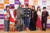 舞台「ゲゲゲの鬼太郎2025」合同取材会より。左から廣野凌大、上坂すみれ、大塚明夫、荒牧慶彦、浅野ゆう子、美弥るりか、植田圭輔。