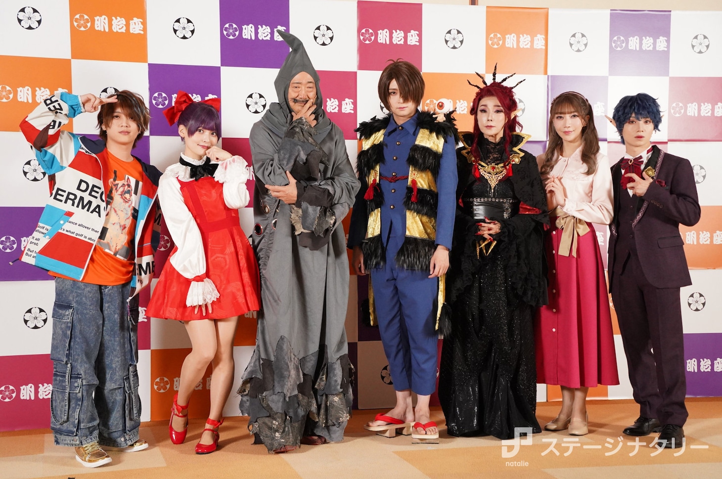 舞台「ゲゲゲの鬼太郎2025」合同取材会より。左から廣野凌大、上坂すみれ、大塚明夫、荒牧慶彦、浅野ゆう子、美弥るりか、植田圭輔。