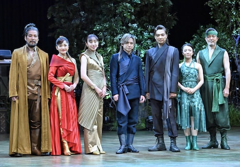 「ミュージカル『ナイツ・テイル -騎士物語-』ARENA LIVE」開幕記念会見より、左から宮川浩、島田歌穂、音月桂、堂本光一、井上芳雄、上白石萌音、大澄賢也。