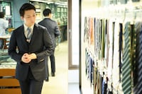 ネクタイを吟味する真剣な表情もカワイイ米吉。爽やかなブルーのネクタイと、ピンクのキリンさんタイピンももちろん、giraffeのもの。