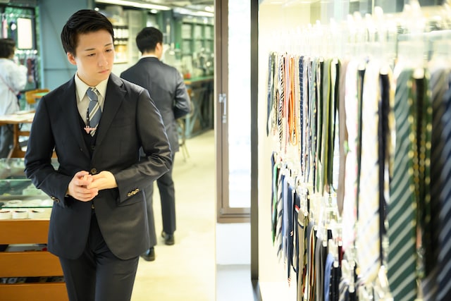 ネクタイを吟味する真剣な表情もカワイイ米吉。爽やかなブルーのネクタイと、ピンクのキリンさんタイピンももちろん、giraffeのもの。