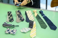 米吉が持参した、自慢のgiraffeネクタイコレクション。シックだが、ひと捻りあるデザインがいずれもカワイイ。