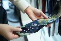 こちらは「カラーチップcoffeeタイ BEIGE×NAVY」。大剣はコーヒーの葉の模様で、小剣のドット柄の中にはコーヒー豆が隠れている。これが大人の遊び心をくすぐるのだ。