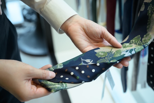 こちらは「カラーチップcoffeeタイ BEIGE×NAVY」。大剣はコーヒーの葉の模様で、小剣のドット柄の中にはコーヒー豆が隠れている。これが大人の遊び心をくすぐるのだ。