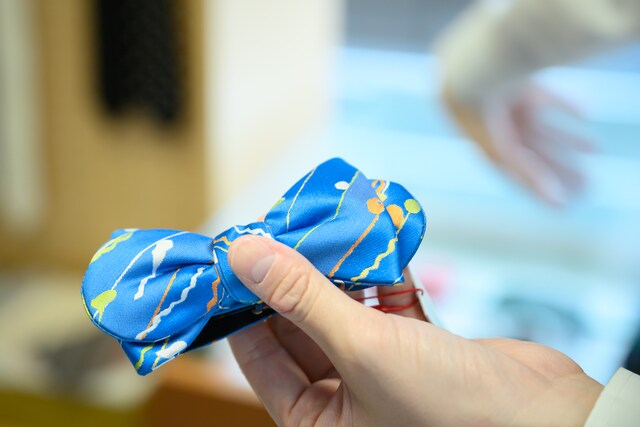 眺めているとヨーヨーすくいがしたくなっちゃう！ 「ヨーヨー蝶タイ BLUE」は、ブルーにイエローやオレンジのラインが童心に返らせてくれる。