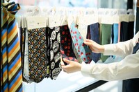 西陣織の生地で、贅沢なオリジナルネクタイができそう。