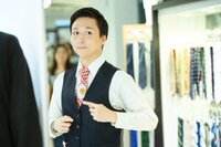 見てこれ、カワイイ。ドーナツを指さしてニッコリの米吉。