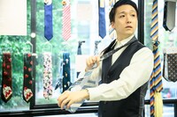 さすが、ネクタイを外す所作も美しい米吉。