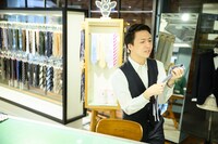 舞踊のワンシーンかと思いきや、手ぬぐいならぬネクタイを持つ米吉。