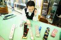 なんとか候補を絞った米吉。カワイイ柄物が並んだ。