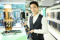 先ほども試していた、パンケーキ柄の「TREATMEタイ（丸福珈琲店ホットケーキ）NAVY」に決め、晴れやかな表情の米吉。