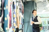 ここはまるで、ネクタイの森……！ ワクワクで迷い込んだカワイイ米吉。