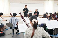 「ミュージカル『のだめカンタービレ』シンフォニックコンサート！」に向け、指揮の練習に取り組む三浦宏規（後方中央）。（写真提供：東宝演劇部）