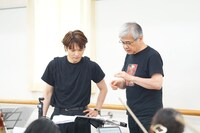 「ミュージカル『のだめカンタービレ』シンフォニックコンサート！」に向け、指揮の練習に取り組む三浦宏規（左）と、指導者の茂木大輔。（写真提供：東宝演劇部）