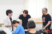 「ミュージカル『のだめカンタービレ』シンフォニックコンサート！」に向け、指揮の練習に取り組む三浦宏規（中央）。（写真提供：東宝演劇部）