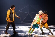 ジャンル・クロスIII 近藤良平×松井周「ほぐすとからむ」より。（撮影：前澤秀登）