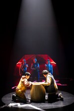 ジャンル・クロスIII 近藤良平×松井周「ほぐすとからむ」より。（撮影：前澤秀登）