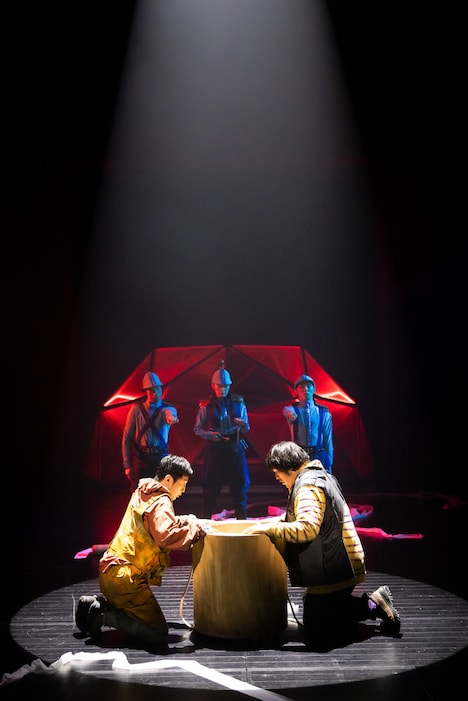 ジャンル・クロスIII 近藤良平×松井周「ほぐすとからむ」より。（撮影：前澤秀登）