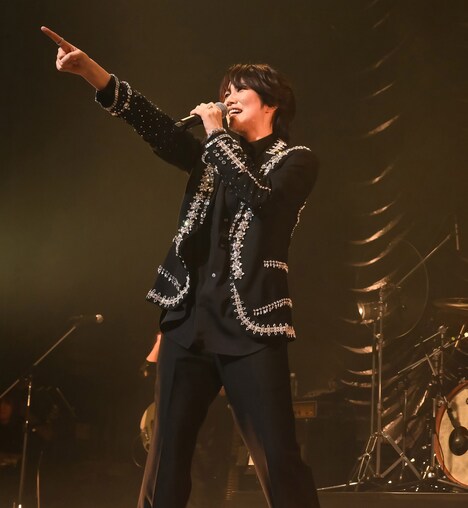「七海ひろき『One-man LIVE773“Crystal”』」より。(撮影:高田真希子)
