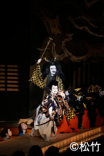 松竹創業百三十周年「八月納涼歌舞伎」第二部「日本振袖始」より。