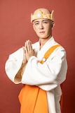 君沢ユウキ扮する三蔵法師。©増田こうすけ/集英社 ©「復刻 舞台 増田こうすけ劇場 ギャグマンガ日和 ~奥の細道地獄のランウェイ編~」製作委員会