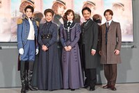 左から七海ひろき、前田美波里、明日海りお、今井朋彦、大東立樹。