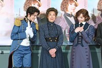 胸に手を当てながら、互いへの感謝を示す七海ひろき（左）と明日海りお（右）。