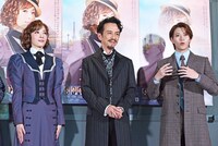 大東立樹（右）による自身への称賛を、“気をつけ”の姿勢で聞く明日海りお（左）。