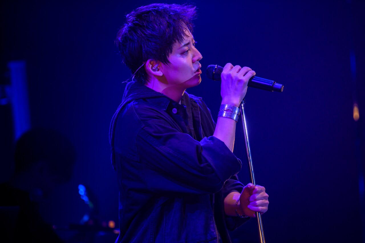 牧島輝のワンマンライブ「RePAINT」、アコースティック＆バンド編成で13曲歌い上げる