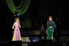 WOWOW「芳雄のミューFes.」より、左から凪七瑠海、井上芳雄。