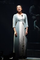 「レ・ミゼラブル ワールドツアースペクタキュラー」フォトコールの「夢やぶれて」より。ファンテーヌ役のチャナ・ヒューイット。