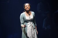 「レ・ミゼラブル ワールドツアースペクタキュラー」フォトコールの「夢やぶれて」より。ファンテーヌ役のチャナ・ヒューイット。