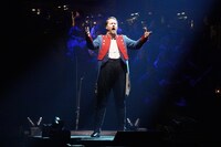 「レ・ミゼラブル ワールドツアースペクタキュラー」フォトコールの「彼を帰して」より。ジャン・バルジャン役のキリアン・ドネリー。