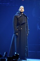 「レ・ミゼラブル ワールドツアースペクタキュラー」フォトコールの「スターズ」より。ジャベール役のブラッドリー・ジェイデン。